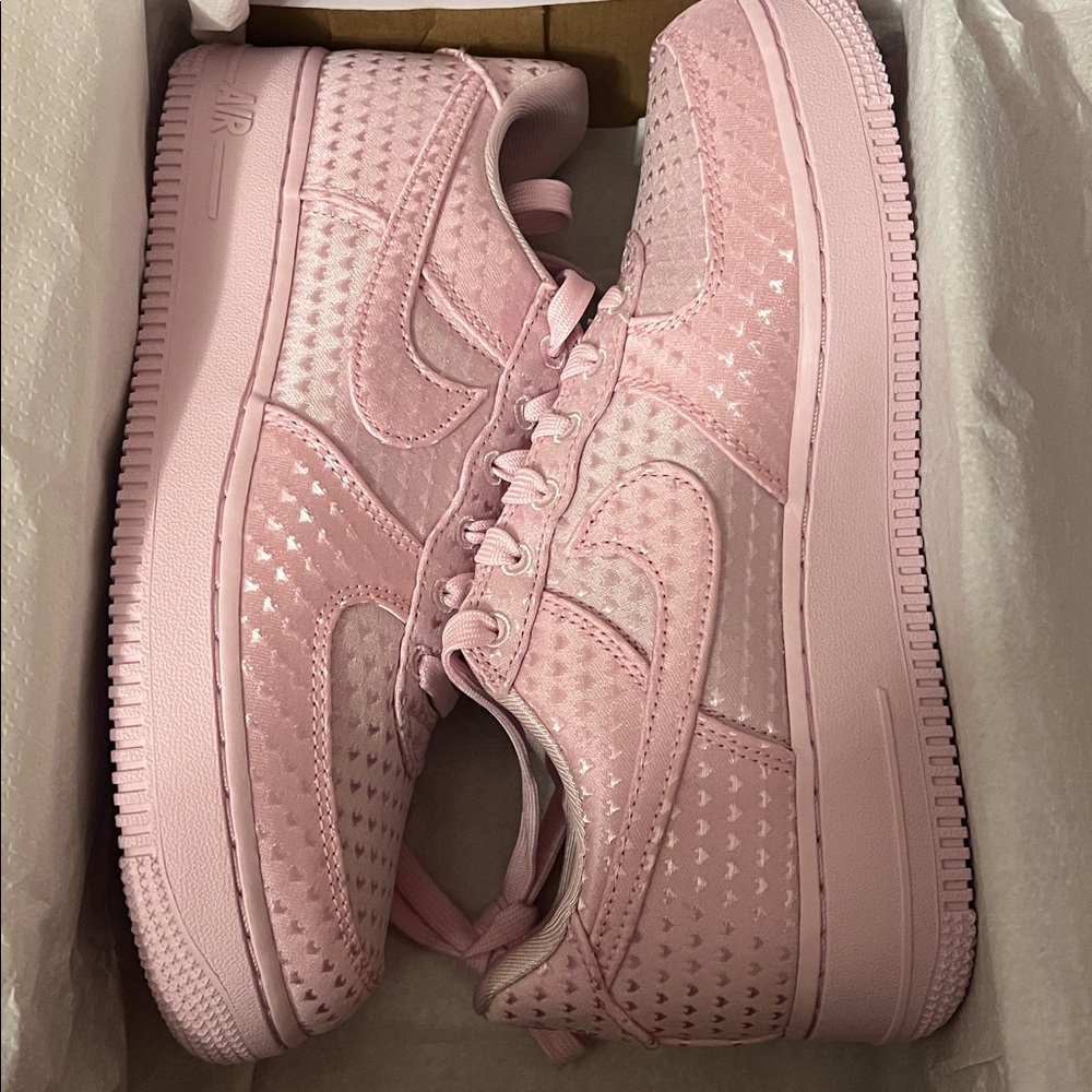 Nike Air Force 1 Valentines 8.5 - Brand New! - Picture 2 of 9
